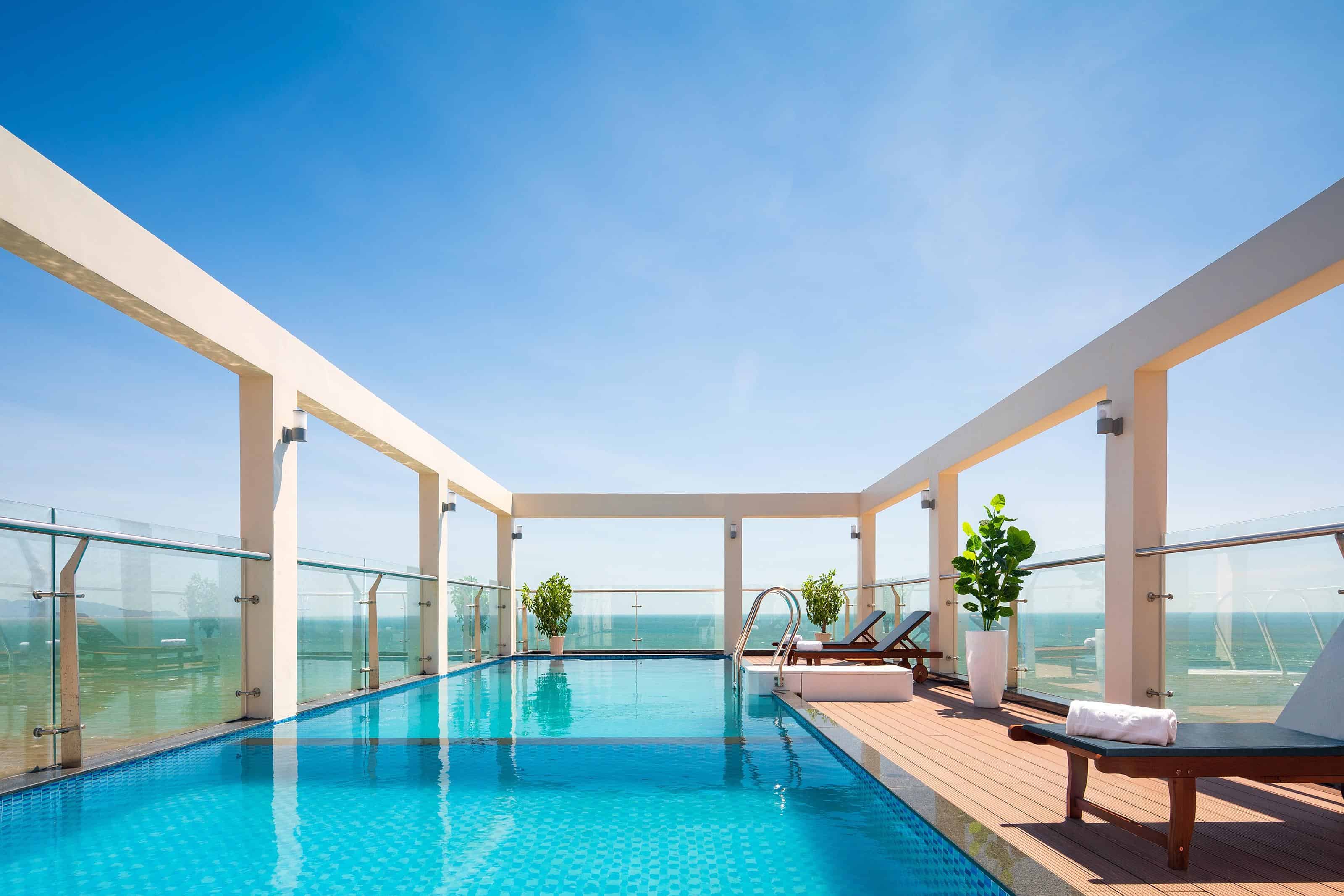 Corvin Vũng Tàu, một khách sạn tọa lạc tại Vũng Tàu, mang đến cho du khách một trải nghiệm độc đáo với một bể bơi riêng.