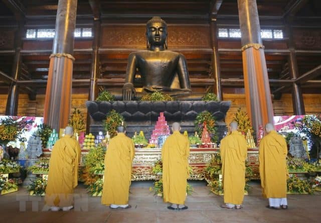 Điện Pháp Chủ với tượng Phật khổng nặng 200 tấn