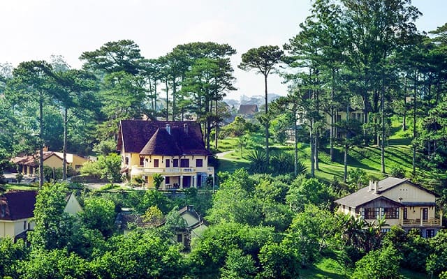 Ana Mandara Villas Dalat Resort & Spa mang kiến trúc Pháp cổ điển giữa thảm thực vật xanh