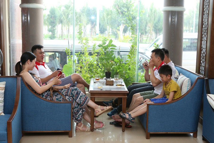 Cà phê buổi sáng ngắm nhìn thành phố cùng cả gia đình tại khách sạn. Ảnh: Công Đoàn Phú Yên
