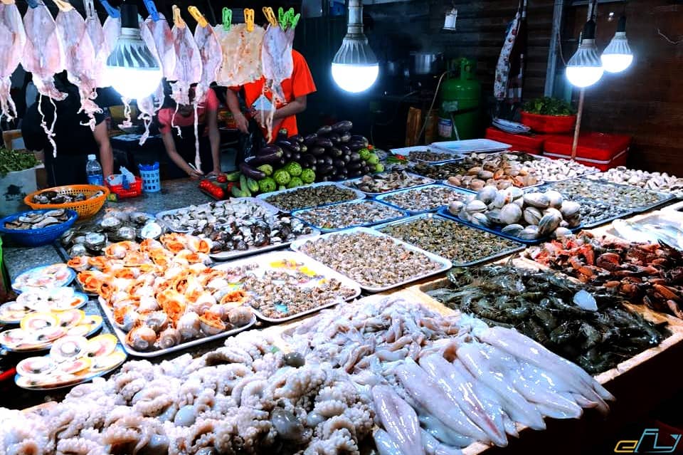 Những món hải sản tươi ngon hấp dẫn tại chợ đêm đánh thức tâm hồn ăn uống của bất cứ du khách nào. Ảnh: Efly