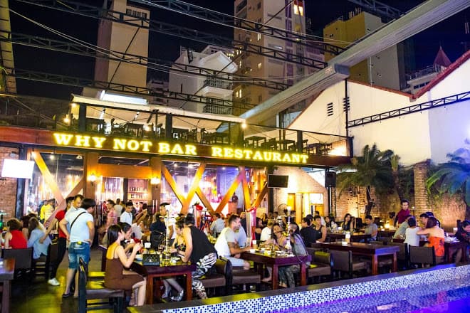 Why not bar Nha Trang. Ảnh ST