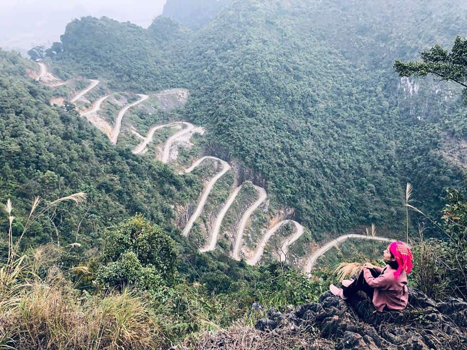 Standing on the craggy cliffs to feel all the impression of Pia pass.  Photo Tuyen Pham