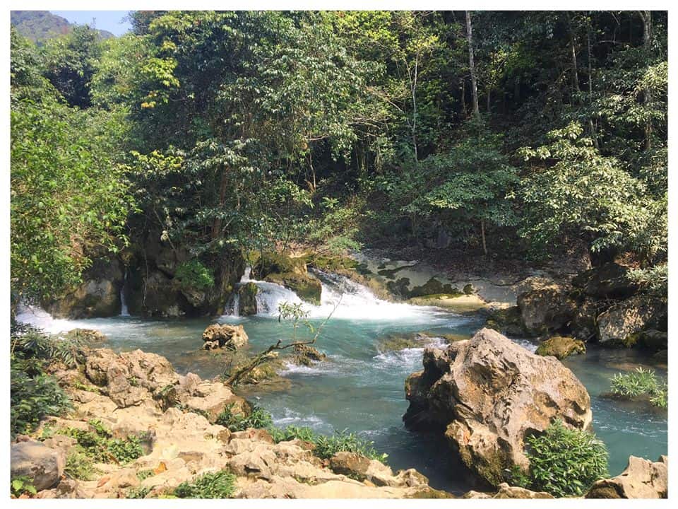 In the morning, at the stream bank, in the evening, we are still ready to go to the cave.  Photo: Duong Ngoc Hong Thi