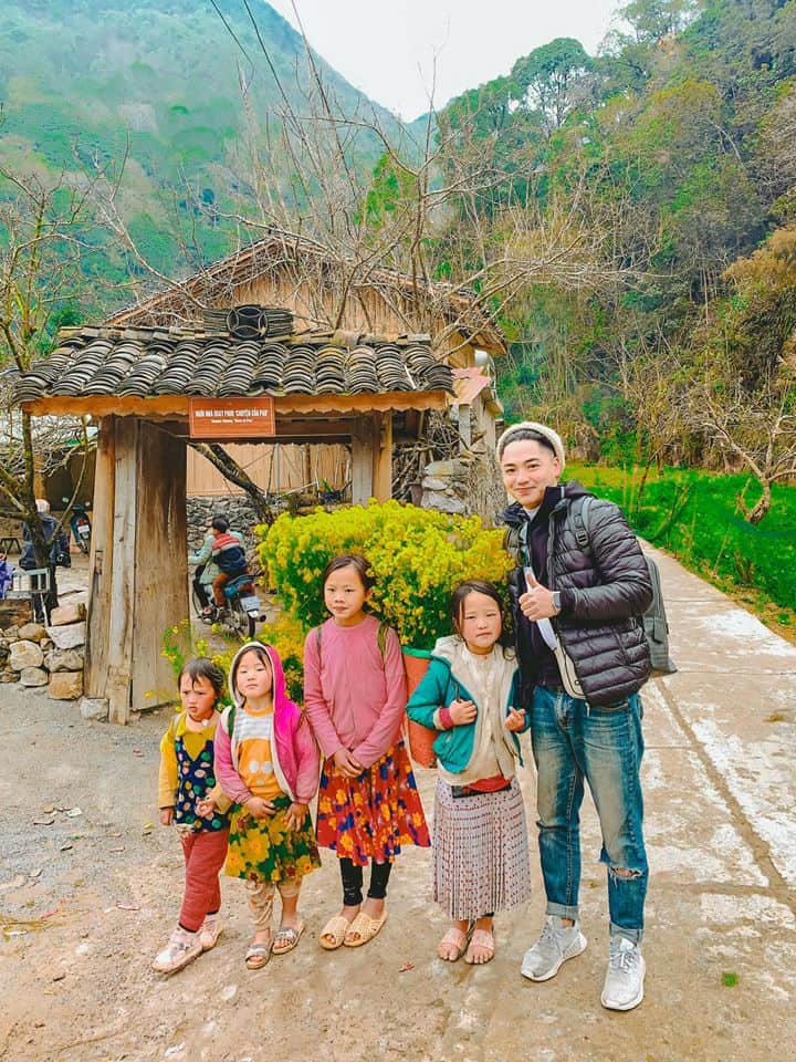 The children in the uplands wear baskets to pick flowers.  Photo: Hung NguyenCong