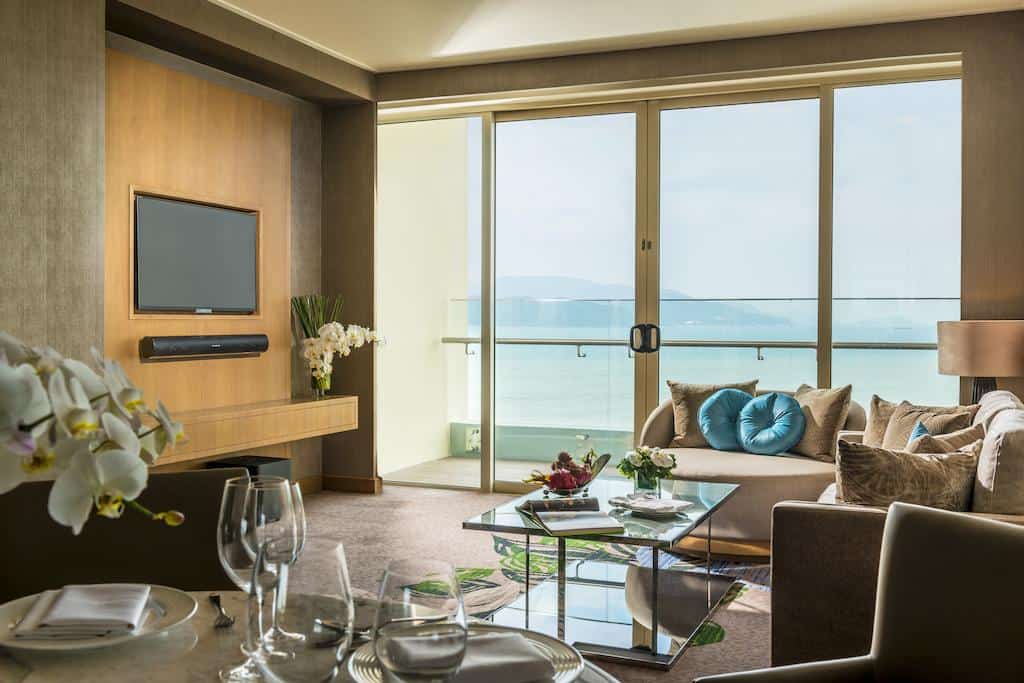Phòng nghỉ với nội thất cao cấp, tầm nhìn ra vịnh biển tuyệt đẹp