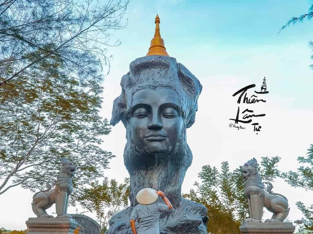 Những bức tượng khổng lồ cũng là điểm đặc biệt của chùa Thiền Lâm. Hình: @travel.with.hecci