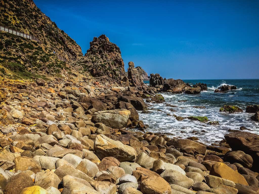 Bãi đá nằm sát bờ biển tại Eo Gió