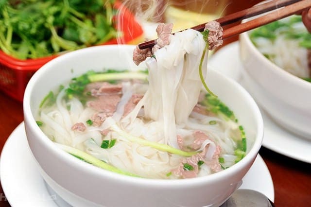 Phở bò một món ăn nổi tiếng của Việt Nam được lòng du khách nước ngoài