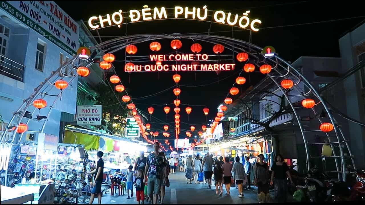 Chợ đêm Phú Quốc náo nhiệt với rất nhiều điều thú vị khiến du khách lạc lối