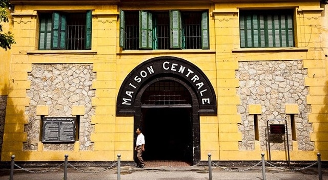 Nhà tù Hỏa Lò giờ chỉ còn lại một phần nhỏ để du khách đến tham quan, nghiên cứu và tìm hiểu. 