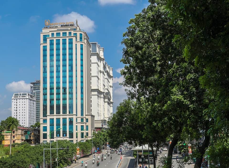 Tòa nhà Grand Vista Hanoi Hotel với gam màu xanh nổi bật giữa đường phố Thủ đô