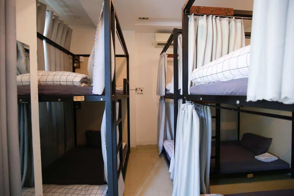 Phòng tập thể với các giường tầng chắc chắn, rèm che kín đáo cho mỗi giường