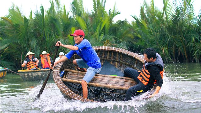 Du khách hứng thú xem màn biểu diễn múa thúng điêu luyện tại rừng dừa Bảy Mẫu