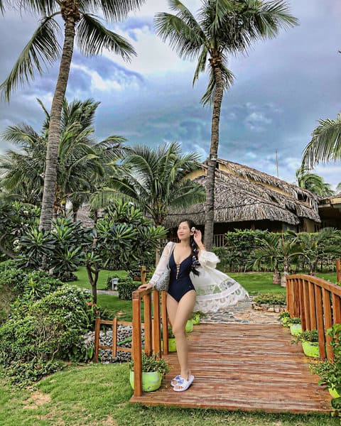 Aroma Beach Resort & Spa được bao bọc bởi những mảng cây xanh rì. Hình: Instagram @lylychuu