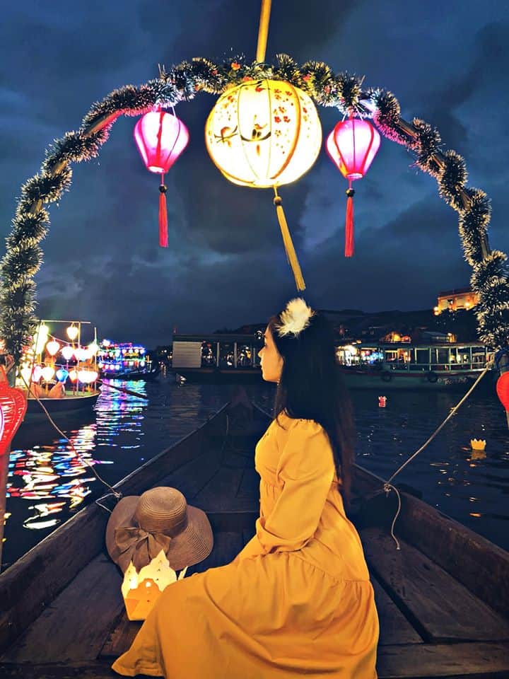 Hội An rực rỡ với đèn hoa đăng trên sông Hoài - Ảnh FB Hồng Nhung