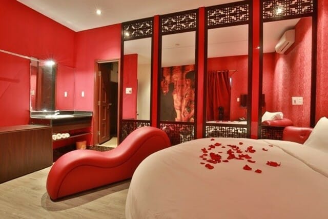Phòng nghỉ thiết kế dành riêng cho các cặp đôi ở Lotus Hotel
