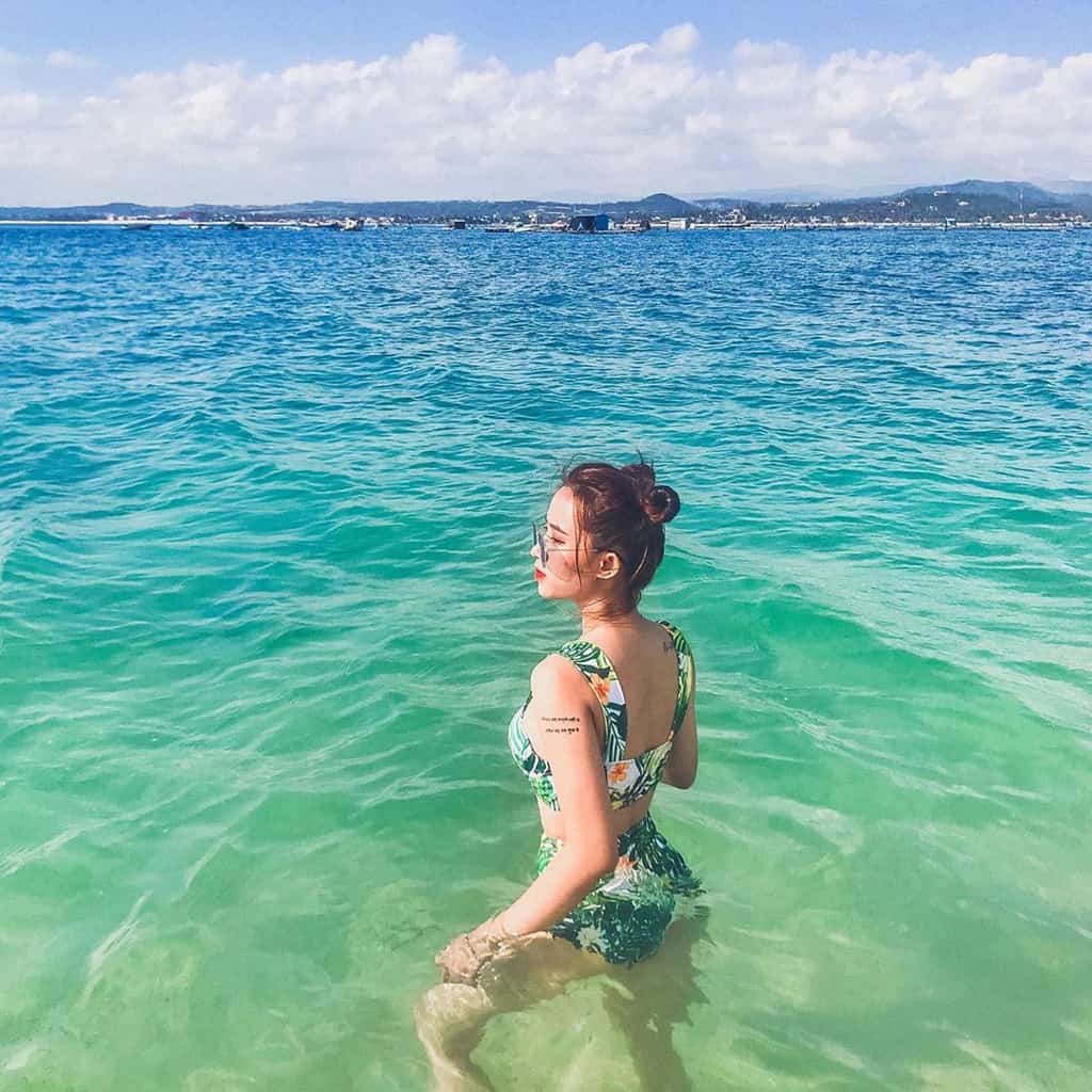 Ngâm mình trong làn nước non lạnh cực kì sảng khoái ở bãi biển Phú im - mối cung cấp ảnh: Internet