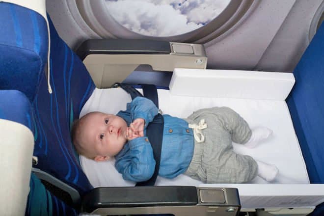 Nên ưu tiên hình thức di chuyển bằng máy bay để rút ngắn thời gian giảm mệt mỏi cho trẻ - nguồn ảnh: internet