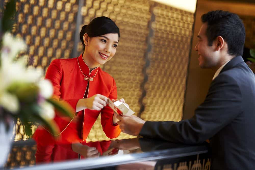 Nhân viên phục vụ tại khách sạn 5 sao sẽ khiến bạn hài lòng bởi sự chuyên nghiệp và nhiệt tình