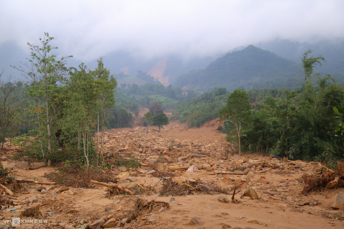 Trường học ở xã Hướng Lập, huyện Hướng Hóa đang ngập bùn từ 0,3 đến 1,2 m, sau trận lũ quét đêm 17/10.