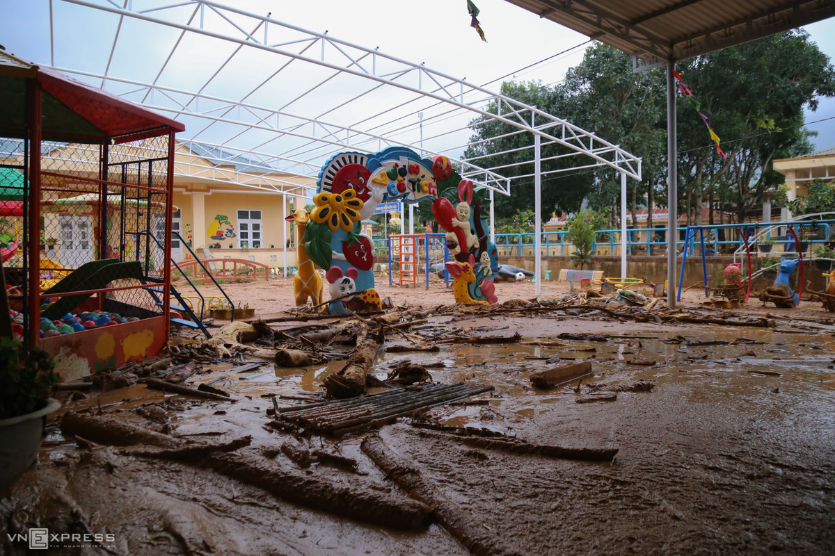 Trường học ở xã Hướng Lập, huyện Hướng Hóa đang ngập bùn từ 0,3 đến 1,2 m, sau trận lũ quét đêm 17/10.