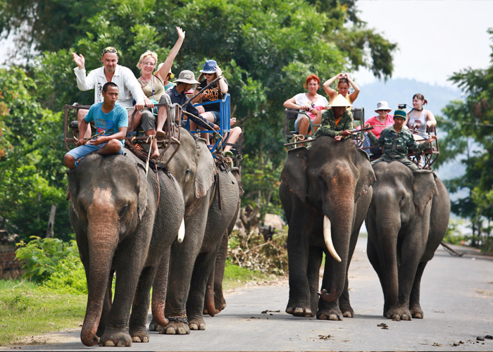 Cưỡi voi là hoạt động du lịch nổi bật ở KDL Bản Đôn. Ảnh: Báo Tây Nguyên