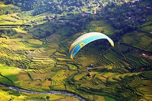 Nhảy dù từ đèo Khau Phạ là một trải nghiệm vô cùng thú vị với những ai yêu thích mạo hiểm