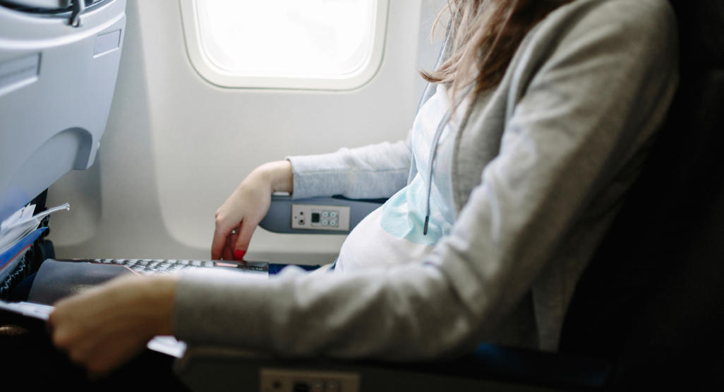 Bà bầu cần tìm hiểu kỹ về quy định vận chuyển hành khách mang thai của từng hãng hàng không