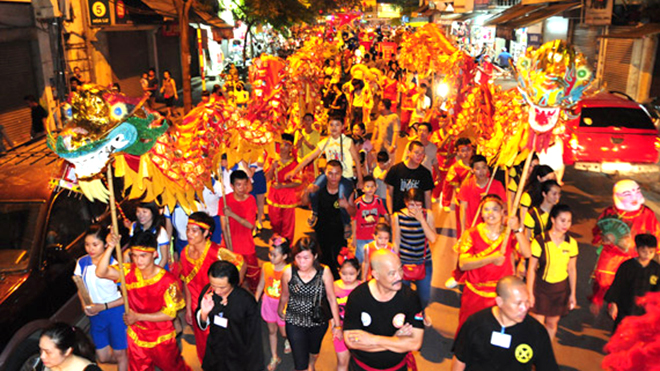 Processione delle lanterne nella notte della Festa di Metà Autunno