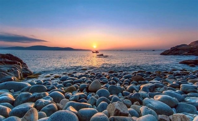 Bãi biển có những tảng đá hình đá tròn, bầu dục,....giống những quả trứng xếp chồng lên nhau
