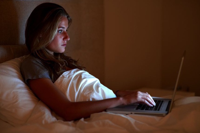 Dùng quá lâu các thiết bị điện tử trước khi ngủ khiến bạn dễ bị đau đầu khi thức dậy