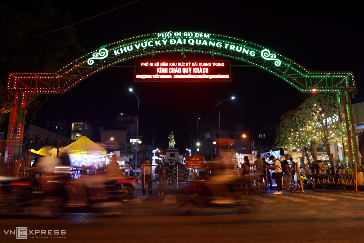 Phố đi bộ đêm khu vực tượng đài Quang Trung, quận 10