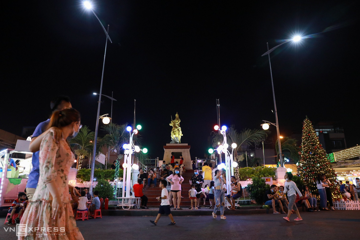 Phố đi bộ đêm khu vực tượng đài Quang Trung quận 10