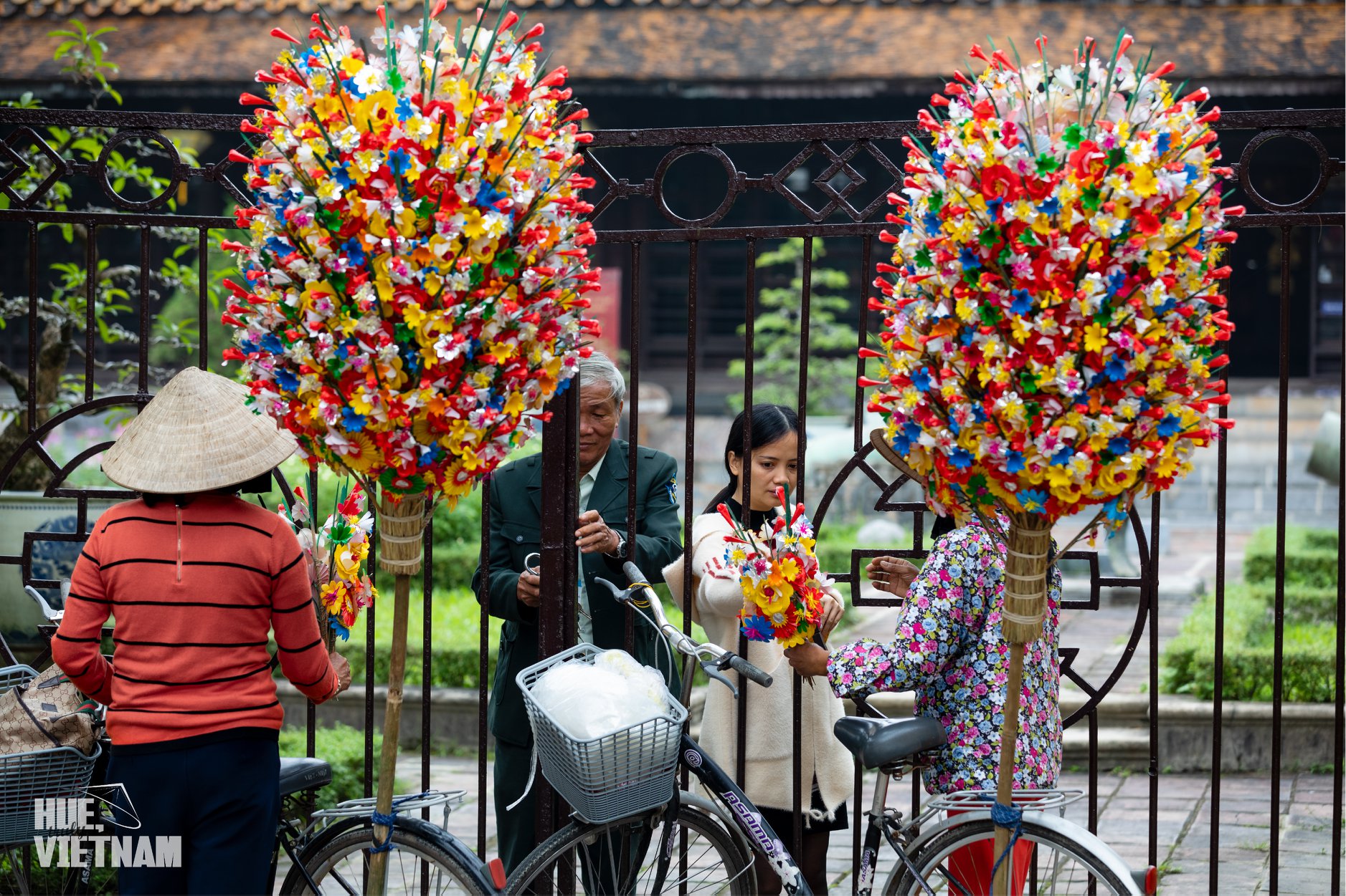 Hoa giấy là một trong những thứ không thể thiếu trên bàn thờ mỗi dịp Tết đến. Hình: Hue, truly Vietnam