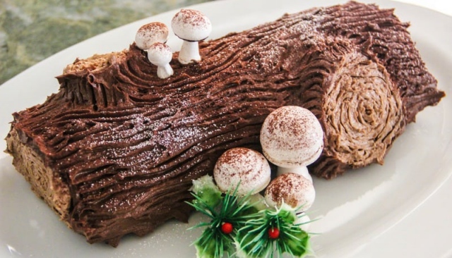 Bánh khúc cây là món ăn truyền thống đêm Noel. Ảnh: Internet