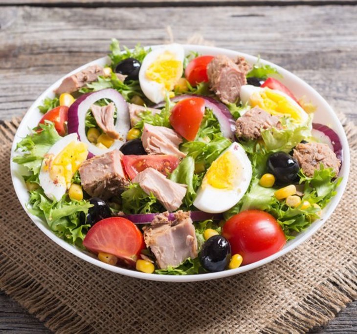 Salad rau xanh nhiều lá tượng trưng cho tiền bạc - Món ăn healthy ý nghĩa ngày tết Tây - Nguồn ảnh: Internet