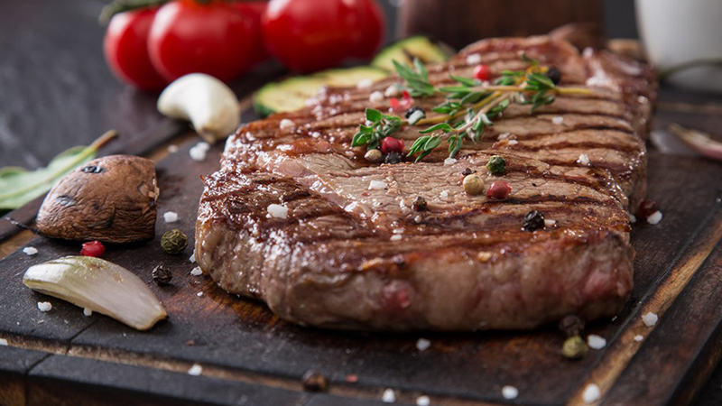 Steak là món ăn bổ dưỡng và cực hợp với bầu không khí ấm cúng, lãng mạn ngày tết - Nguồn ảnh: Internet