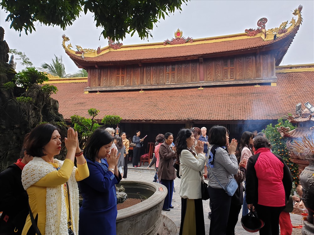 Đi lễ chùa đầu năm được coi là nét đẹp trong đời sống tâm linh của người Việt Nam