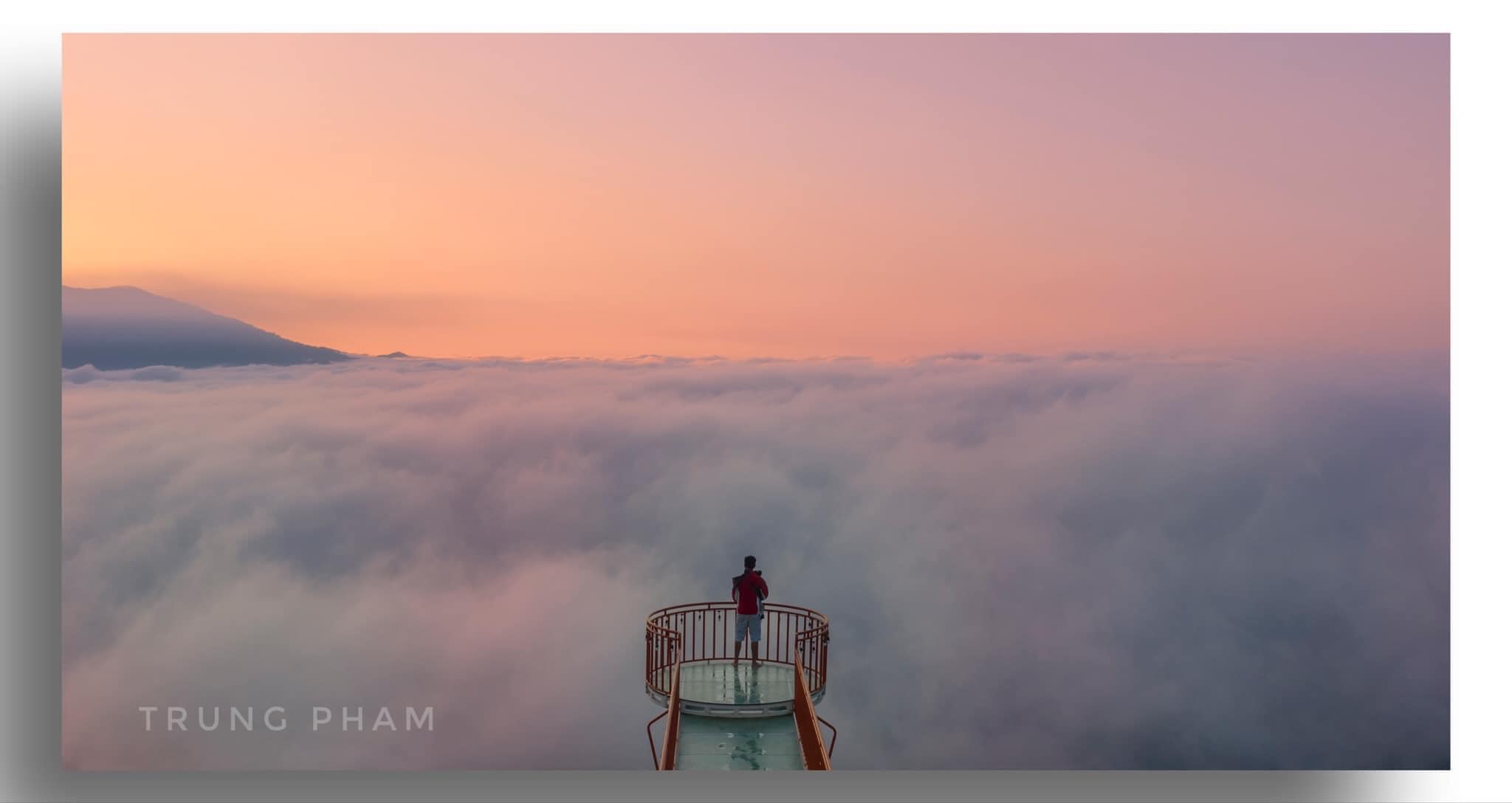 Ta Dung glass bridge is blurry in the mist - Photo source: Trung Pham