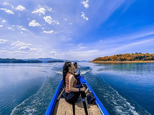 "All around me is water!"  Chill in the middle of Ta Dung lake - Photo source: Internet