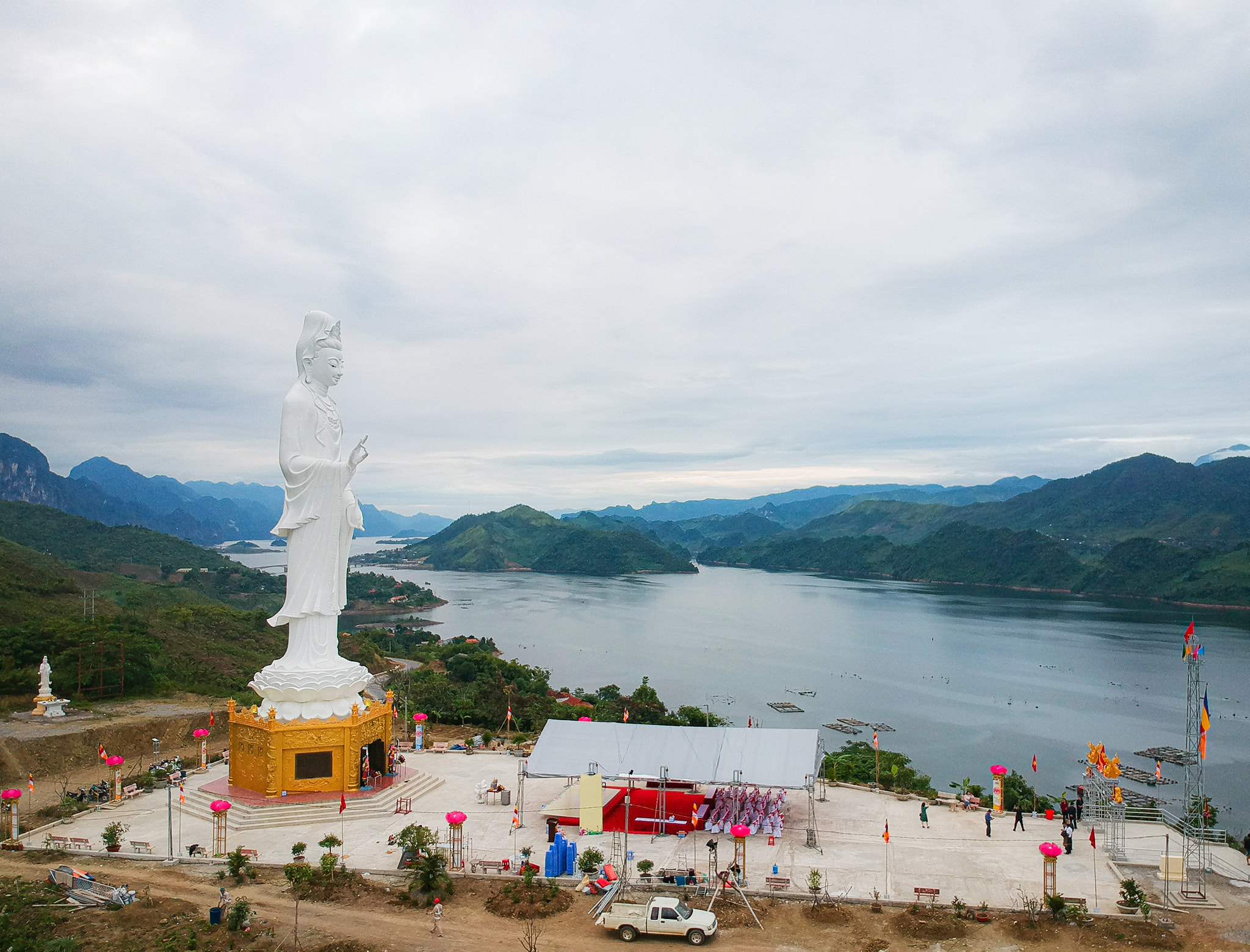Tượng Phật Bà Quan Âm được xây dựng ở cụm di tích. Hình: Sưu tầm