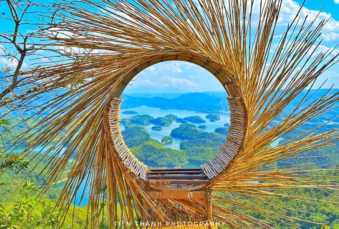 Virtual living corner for photography-loving team - Photo source: Ta Dung Topview Homestay