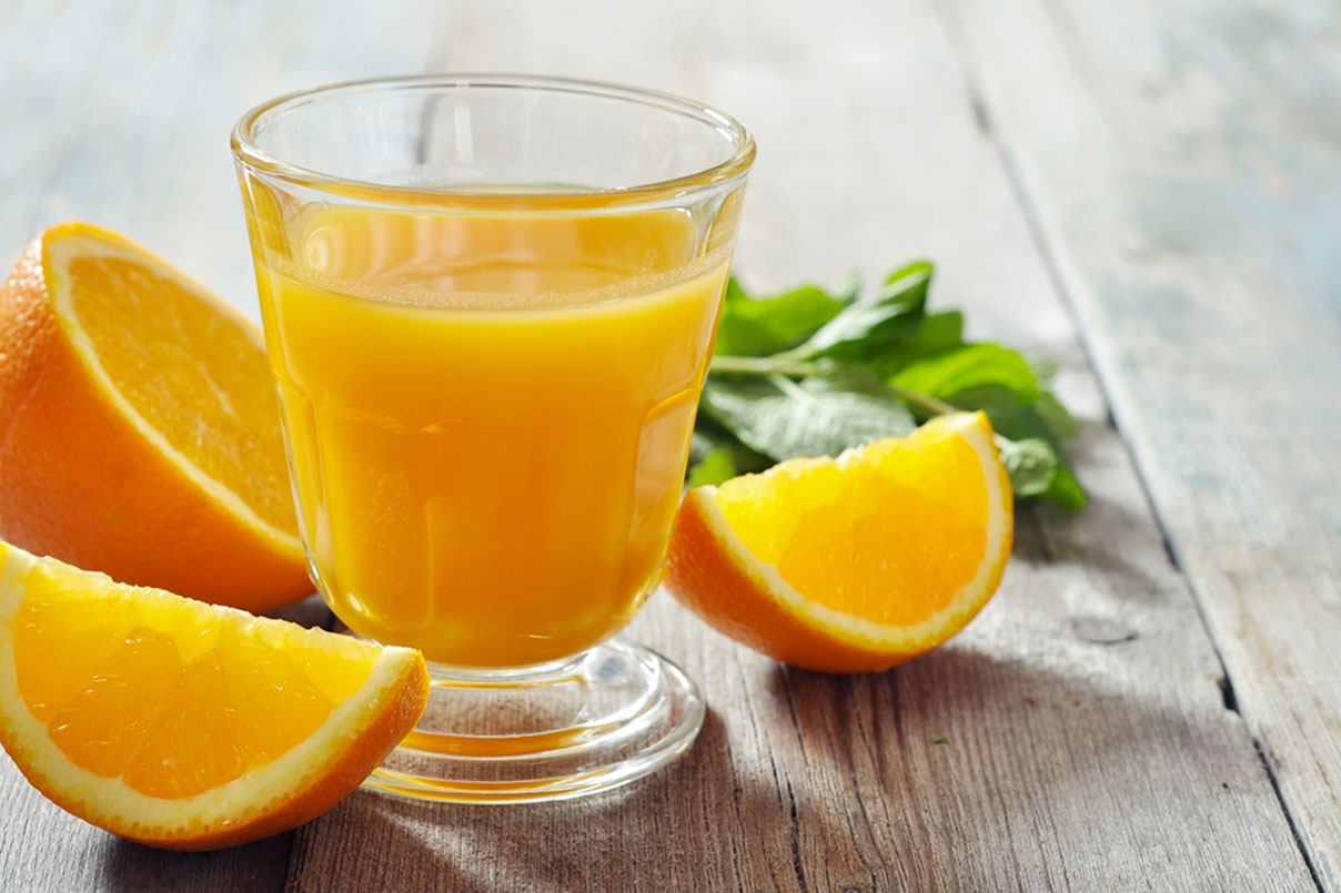 Ăn cam hoặc uống nước ép cam sẽ rất có ích cho hệ vi khuẩn đường ruột. Hình: Sưu tầm