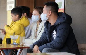 Chuyện chỉ có ở thời Covid: Đeo khẩu trang khi uống cafe, quán vắng cũng không nhận thêm khách
