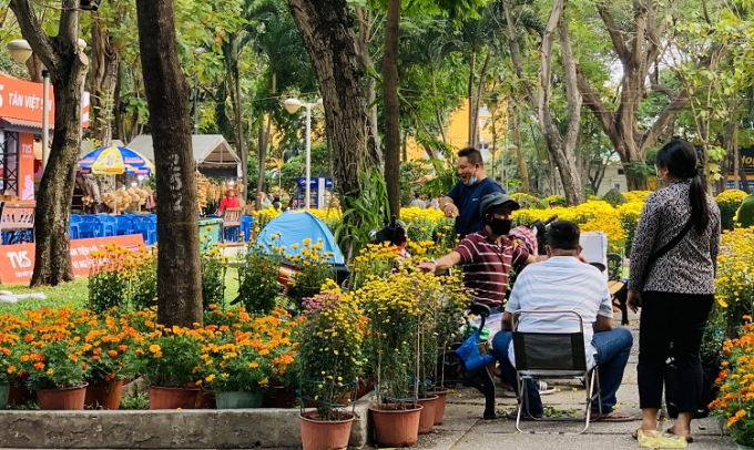 Chợ hoa Tết Tân Sửu mở cửa phục vụ người dân mua sắm tại TP. Hồ Chí Minh