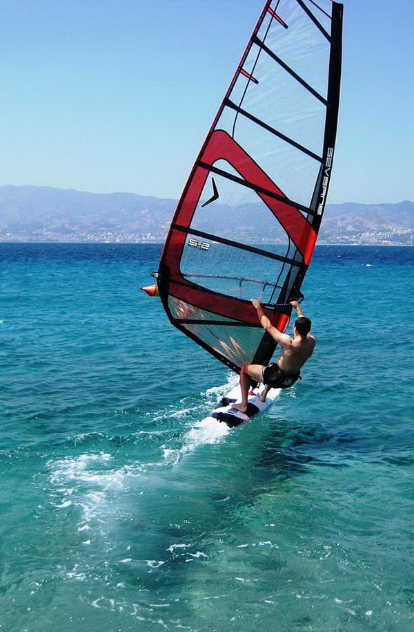 Lướt ván buồm. Hình: Sưu tầm