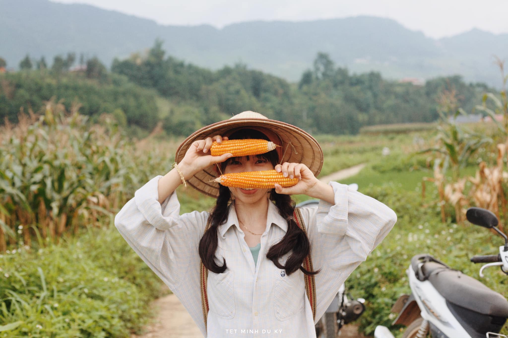 Experience in the fields with the people.  Photo: Nguyen Hoang Anh Minh