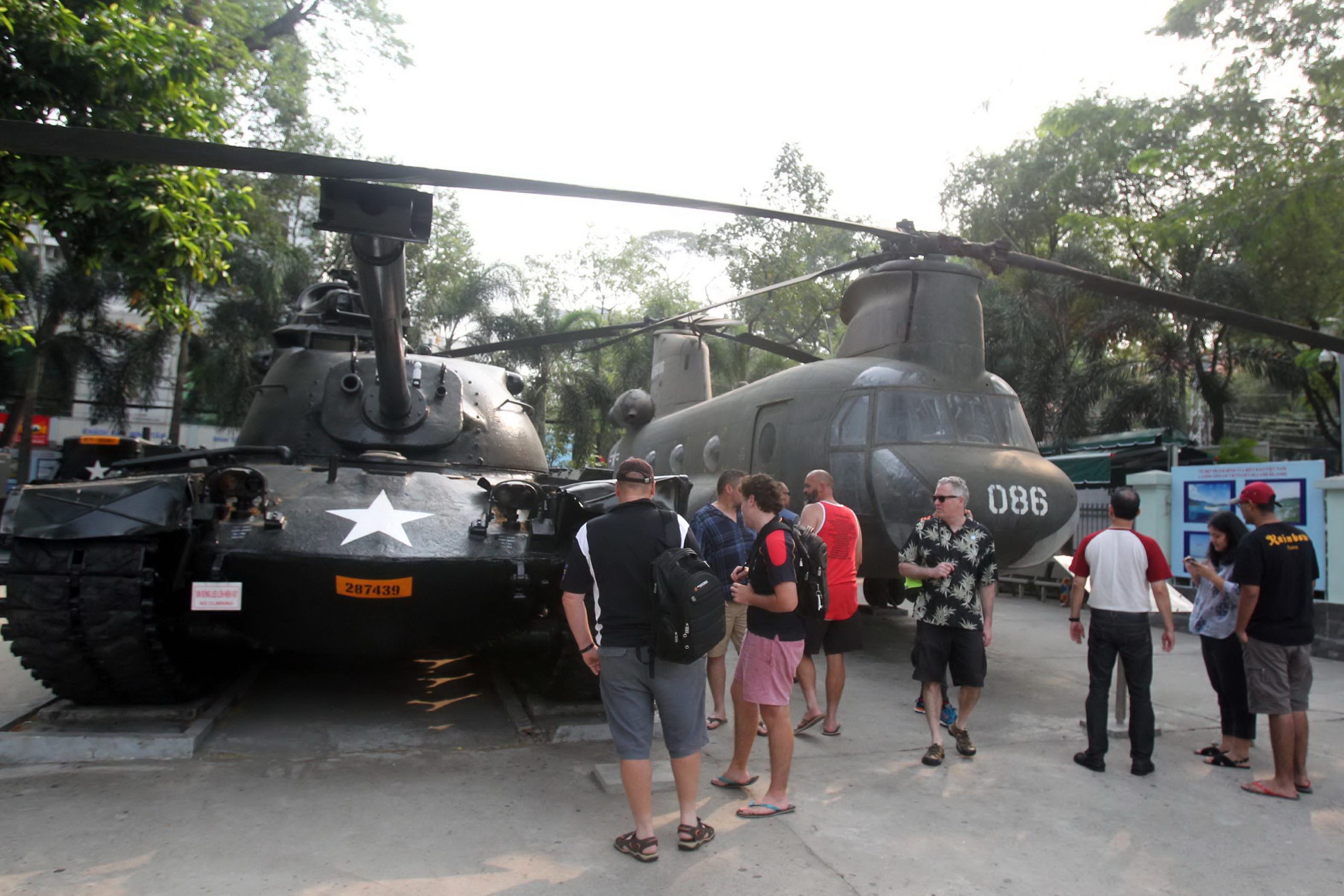 Bên ngoài là nơi trưng bày trực thăng và xe tăng. Hình: Sưu tầm