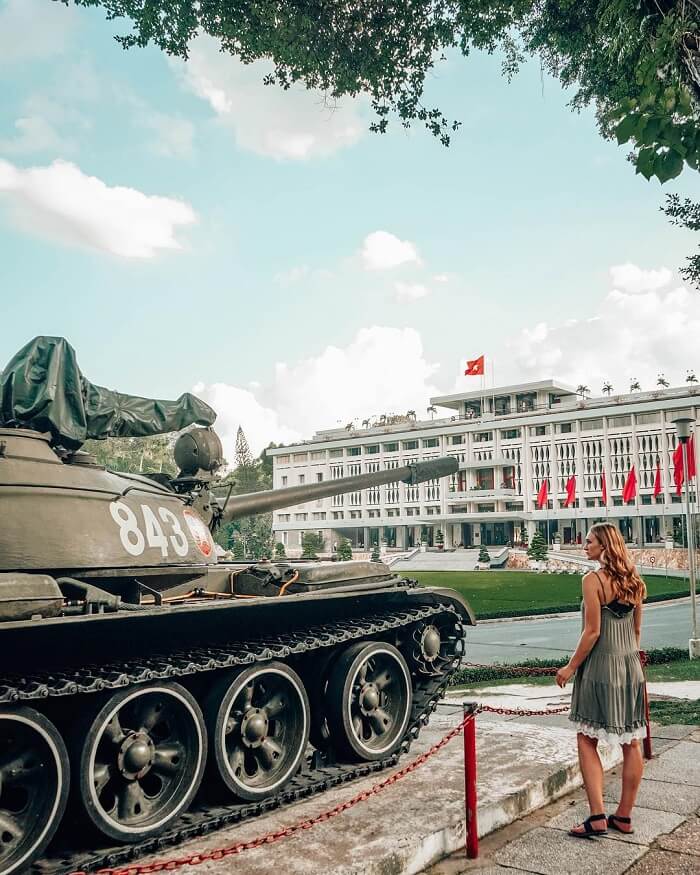 Những chiếc xe tăng được trưng bày trong khuôn viên Dinh Độc Lập. Hình: Sưu tầm